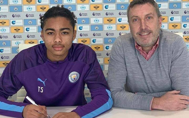 Camron Gbadebo signing for Manchester City