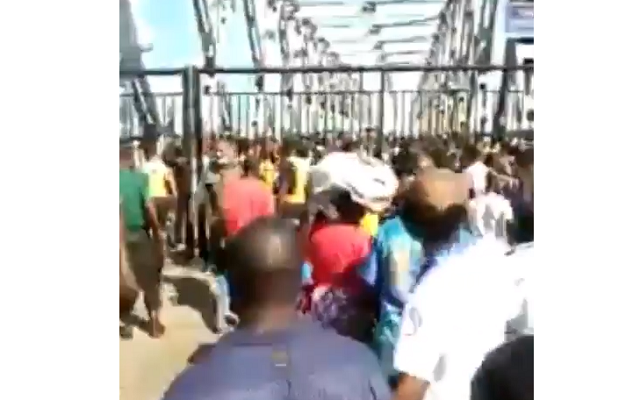 Anambra State Government has shutdown the state's entrance of the Niger Bridge by erecting a giant gate