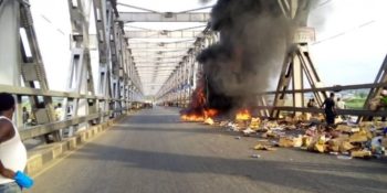 Truck catches fire on Niger Bridge