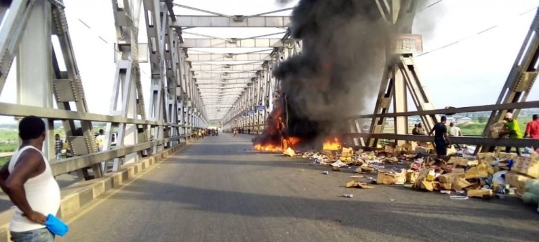 Truck catches fire on Niger Bridge