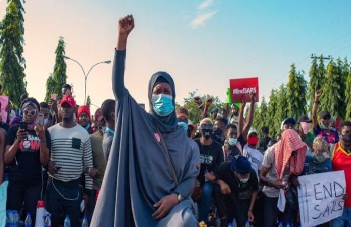 Aisha Yesufu with other #EbdSARS protesters