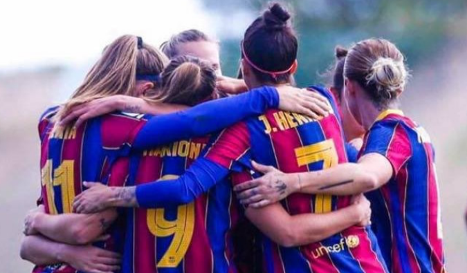 Barcelona women's players celebrating a goal against Real Madrid