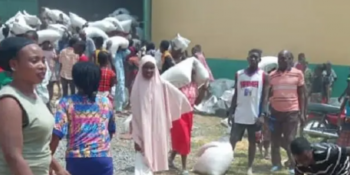 Hoodlums brazenly looting relief palliatives after breaking into another warehouse in Gwagwalada Area Council of the FCT.