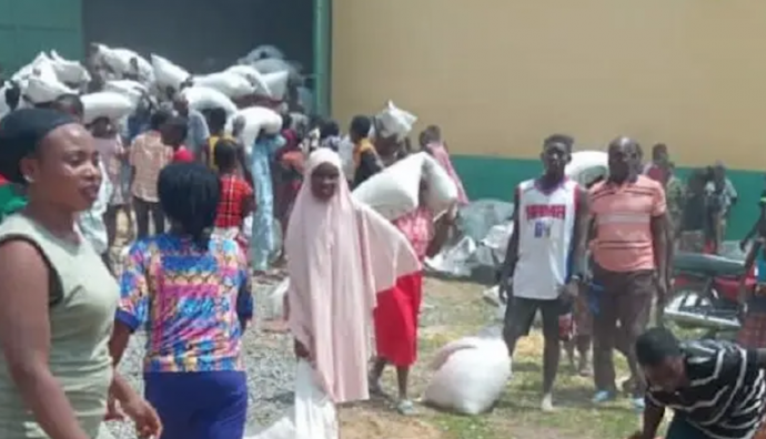 Hoodlums brazenly looting relief palliatives after breaking into another warehouse in Gwagwalada Area Council of the FCT.