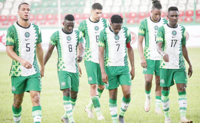 Dejected Super Eagles walk off the pitch at half time during their AFCON 2022 qualifier against the Leone Stars of Sierra Leone in Benin City