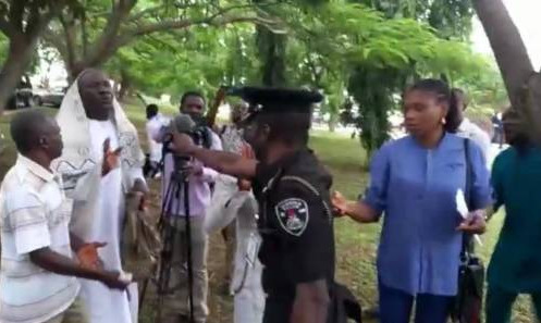 A police officer has threatened to shoot at a suspected member of the Indigenous People of Biafra (IPOB) at the Federal High Court, Abuja., during Nnamdi Kanu's trial