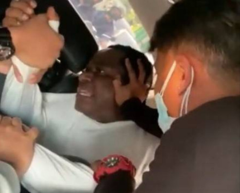 Nigerian diplomat, Abdulrrahman Ibrahim, being assaulted by Indonesian immigration officers