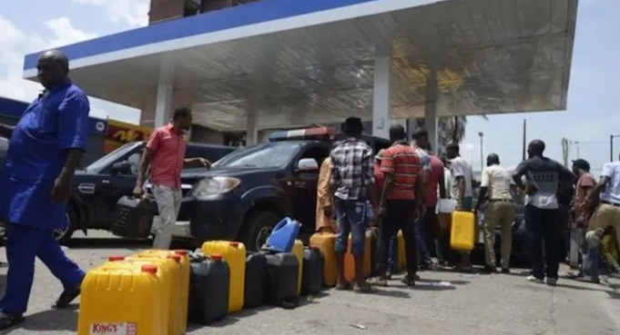 Long queue at a filling station in Nigeria