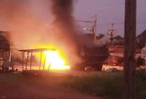 Hoodlums have reportedly set ablaze a truck at Beach Junction Nsukka, in the Nsukka Local Government Area of Enugu State.